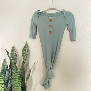 SEA SALT RIBBED BAMBOO BABY KNOT GOWN & HAT 0-3 mo